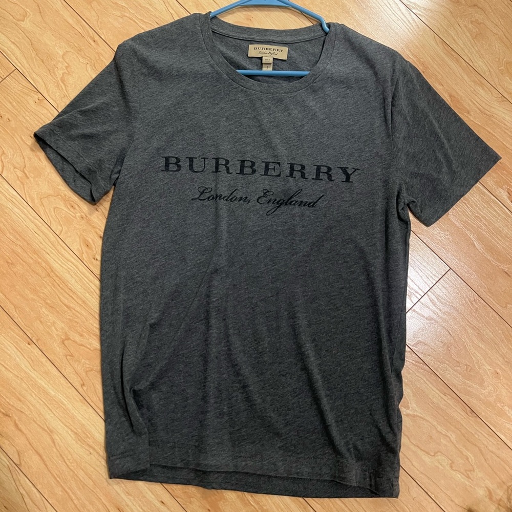 Burberry T Shirt size Small